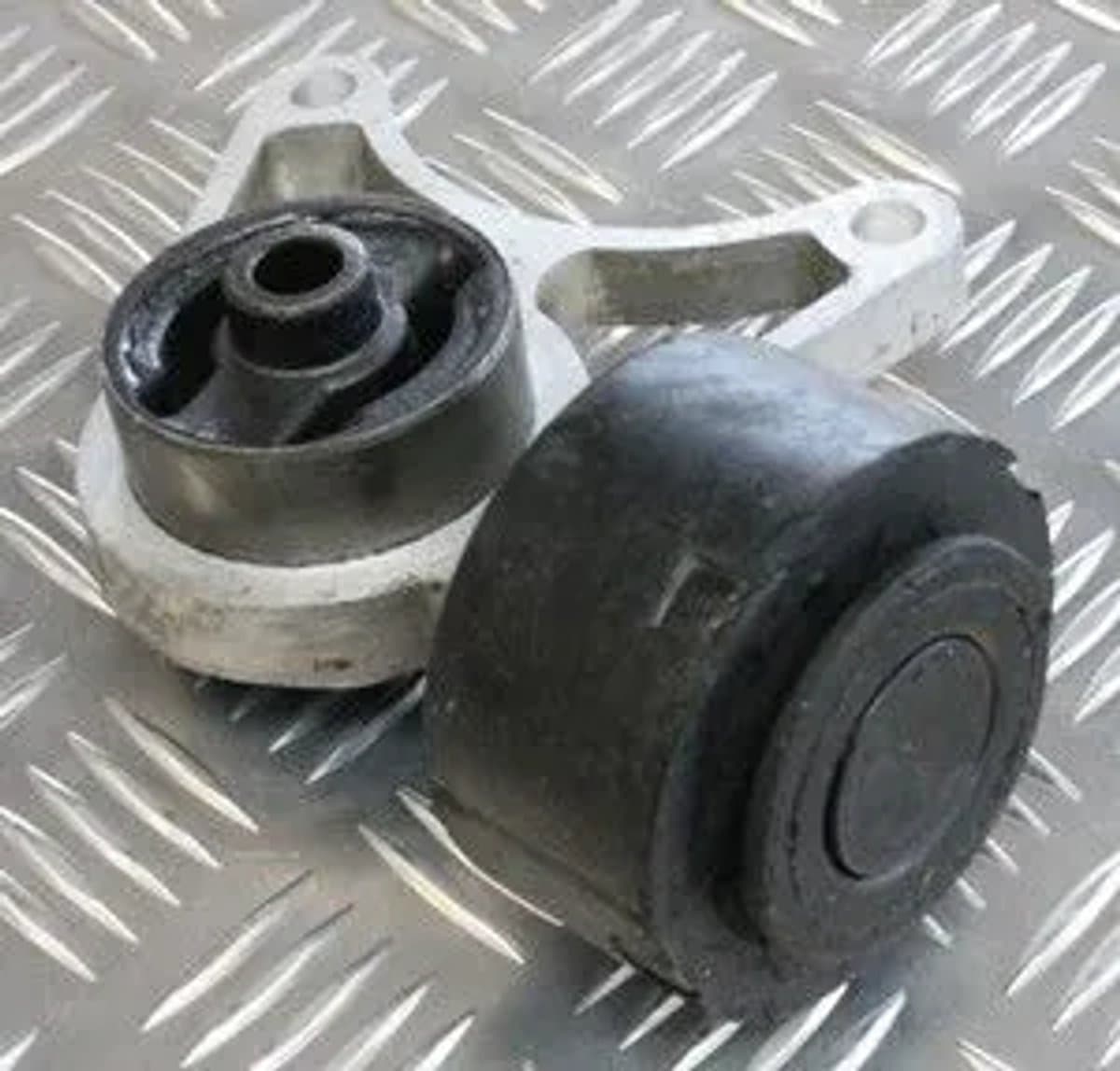KHC500080 | Mounting Bracket - RH - Rear Suspension - Diff | Freelander 1 04-06