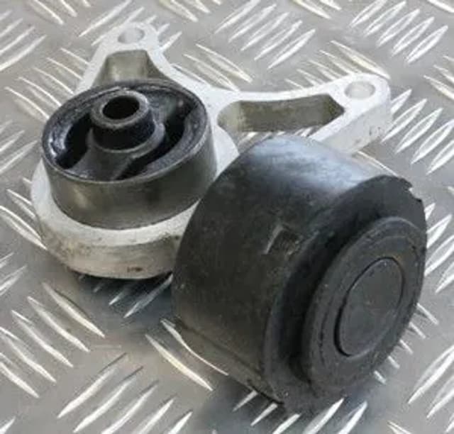 KHC500080 | Mounting Bracket - RH - Rear Suspension - Diff | Freelander 1 04-06