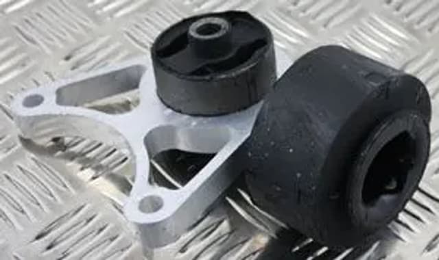 KHC500090 | Mounting Bracket - LH - Rear Suspension - Diff | Freelander 1 04-06